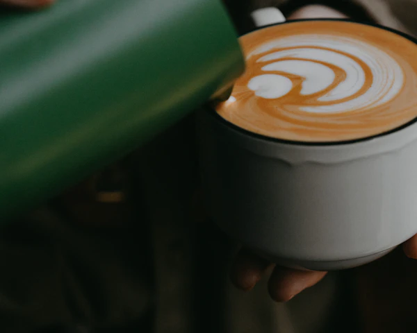 Latte Art Zubereitung im SOSTA Café