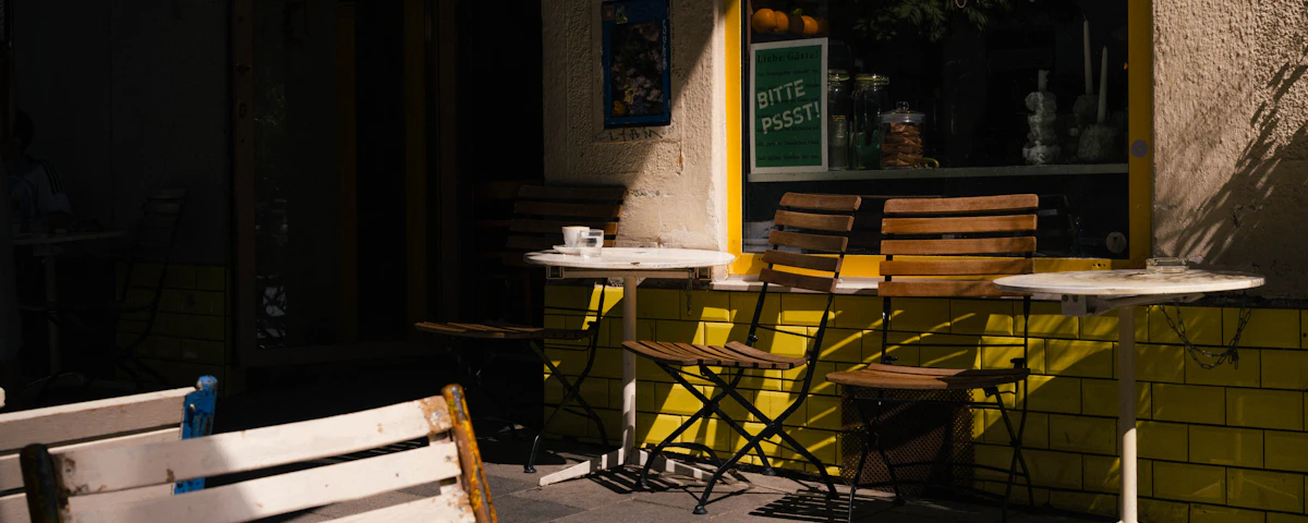 Außenansicht und Terrasse des SOSTA Cafés